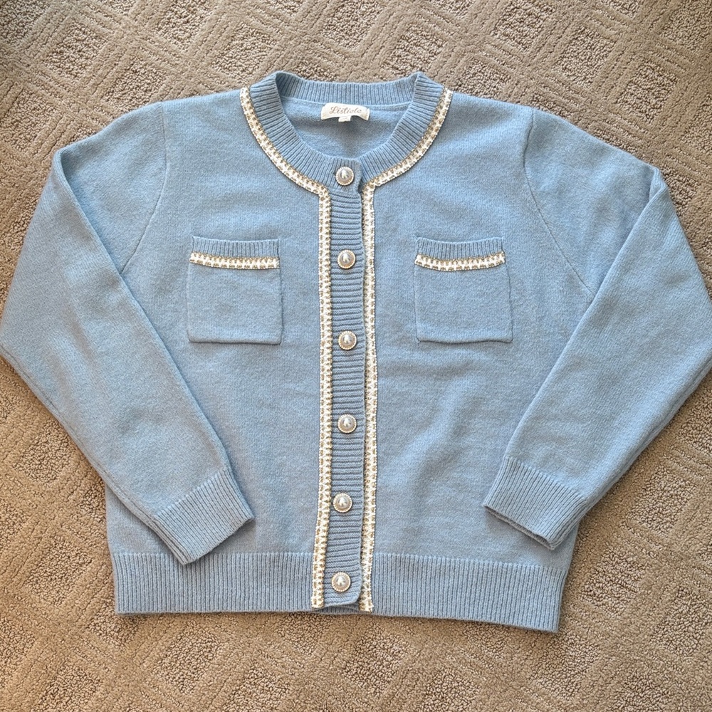 Beautiful vintage inspired baby blue sweater, size L.